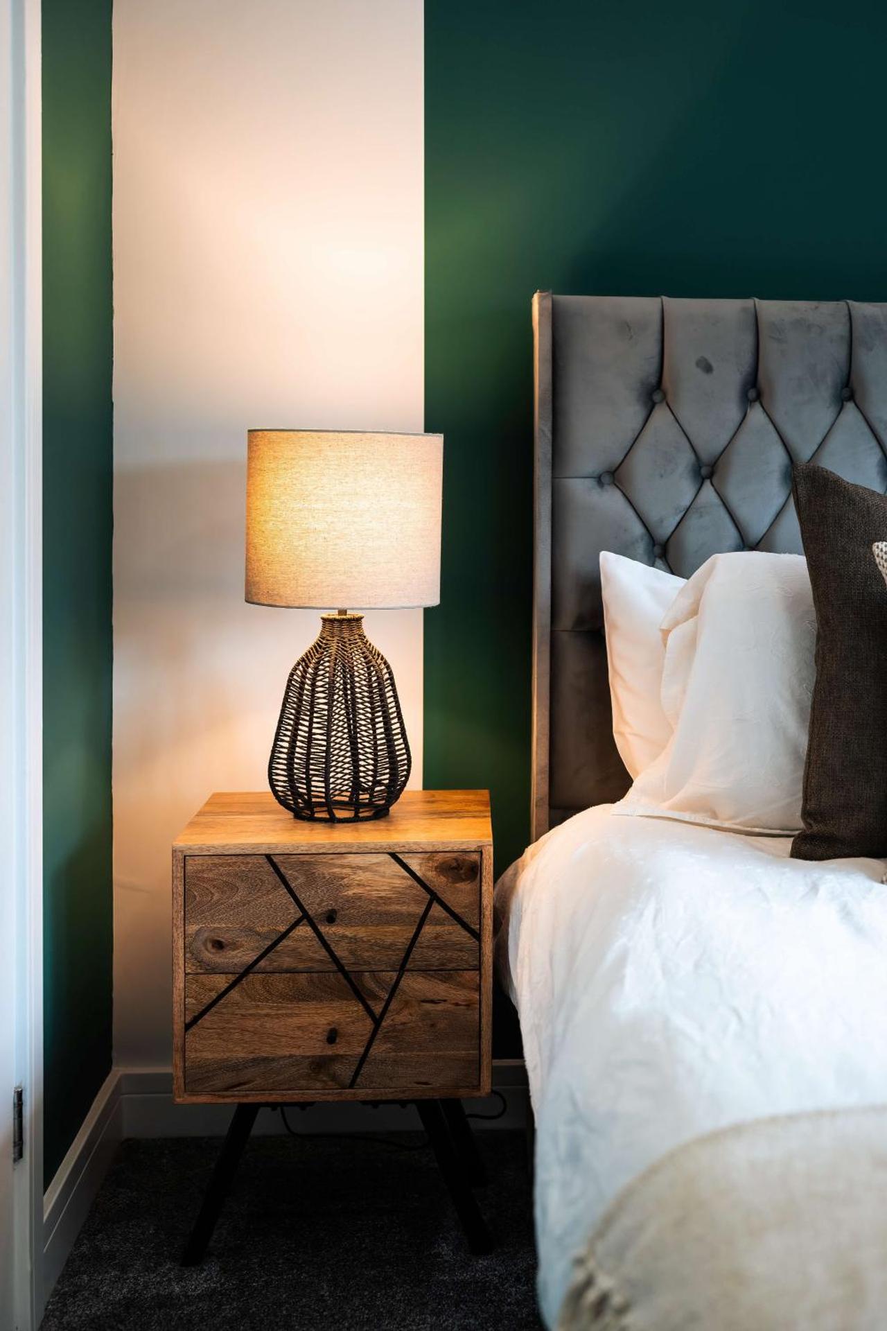 Luxury Renovated Bungalow with wheel chair access, Hot Tub and Fire Pit