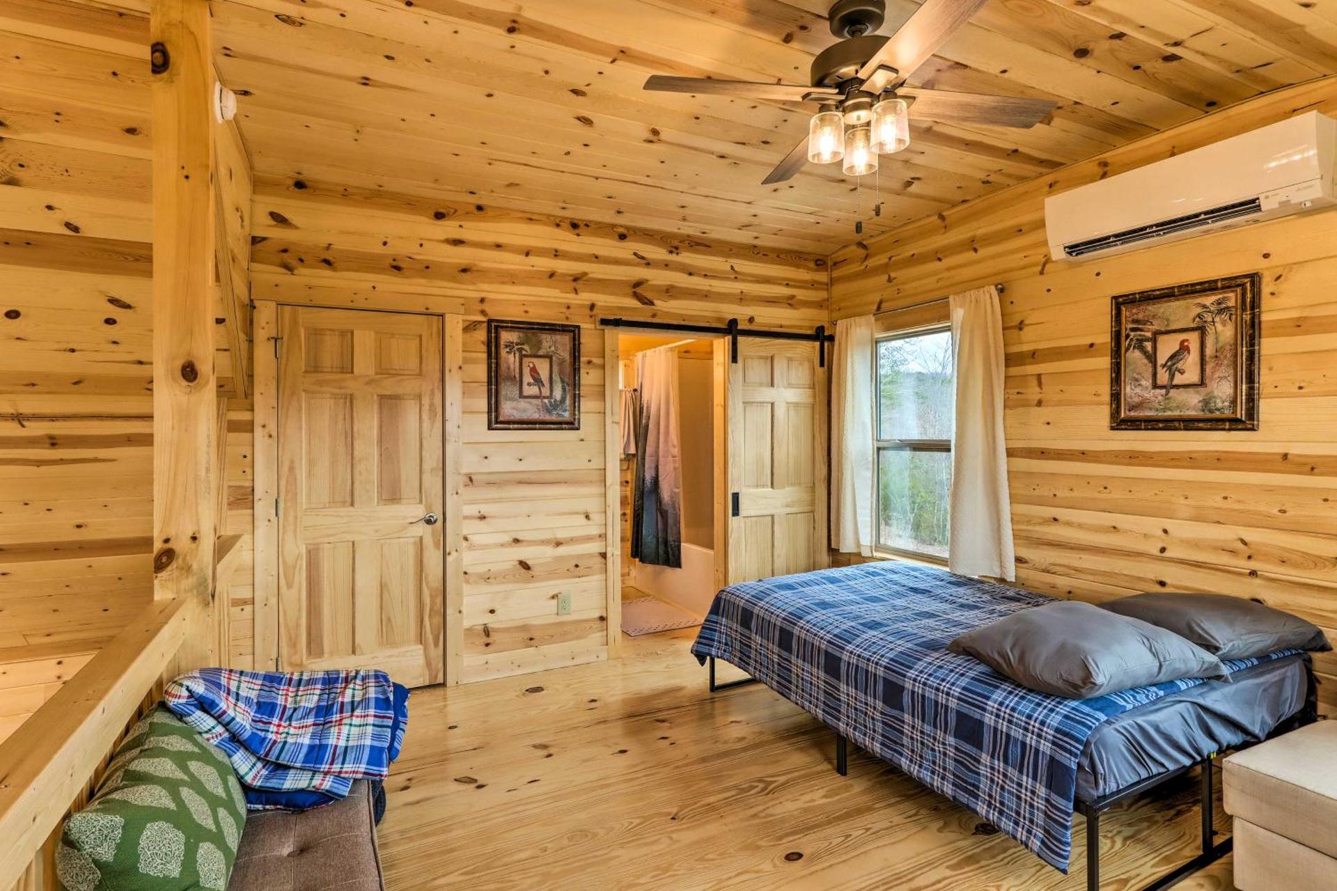 Cozy Mtn Cabin Spacious Deck and Forest Views!