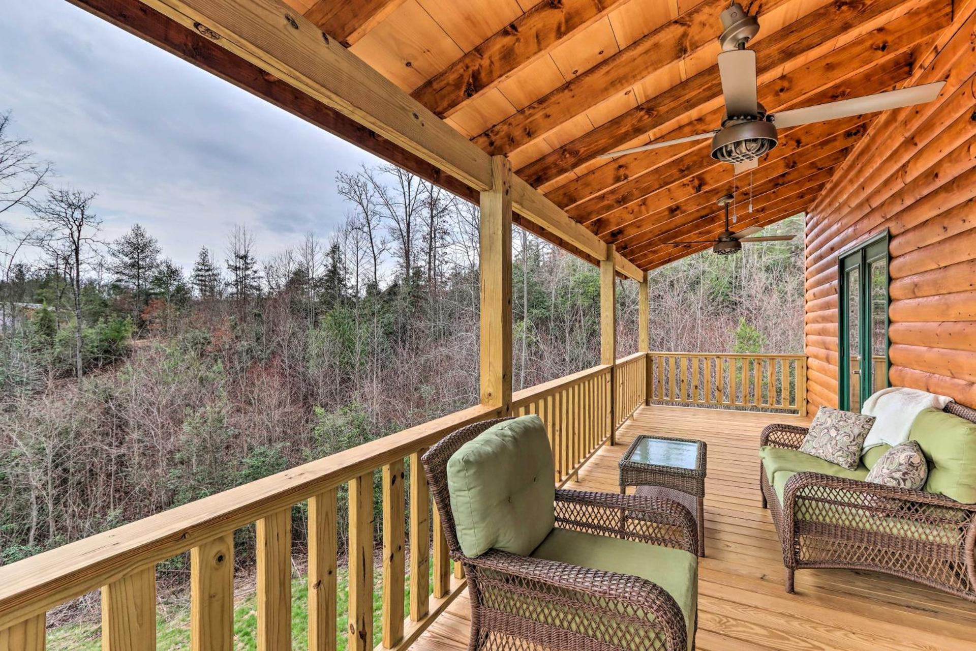 Cozy Mtn Cabin Spacious Deck and Forest Views!