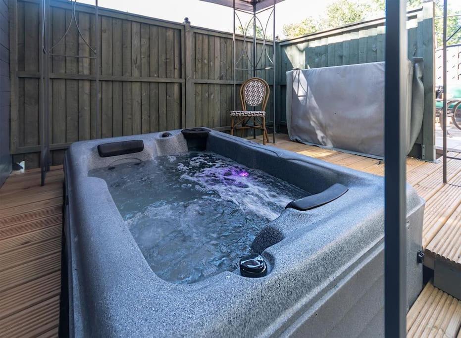 Luxury retreat in Lincolnshire with hot tub