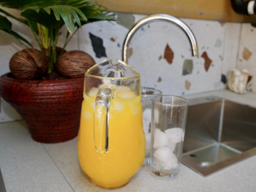 Executive Suite with Private HotTub, Full SkyTV in 600 Year Old Manor House