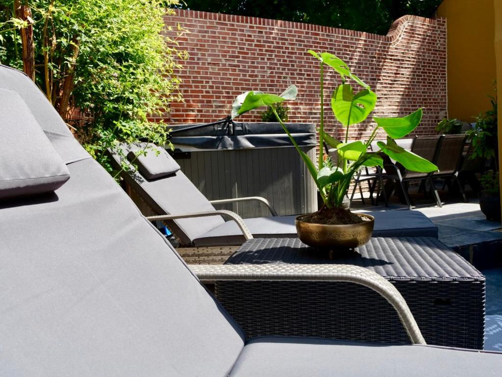 Executive Suite with Private HotTub, Full SkyTV in 600 Year Old Manor House