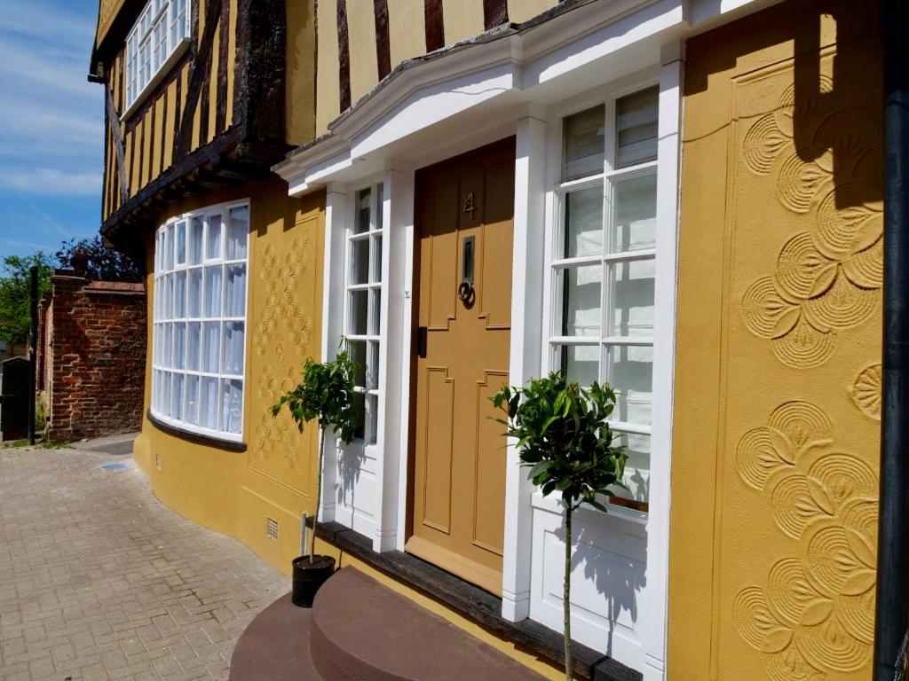 Executive Suite with Private HotTub, Full SkyTV in 600 Year Old Manor House