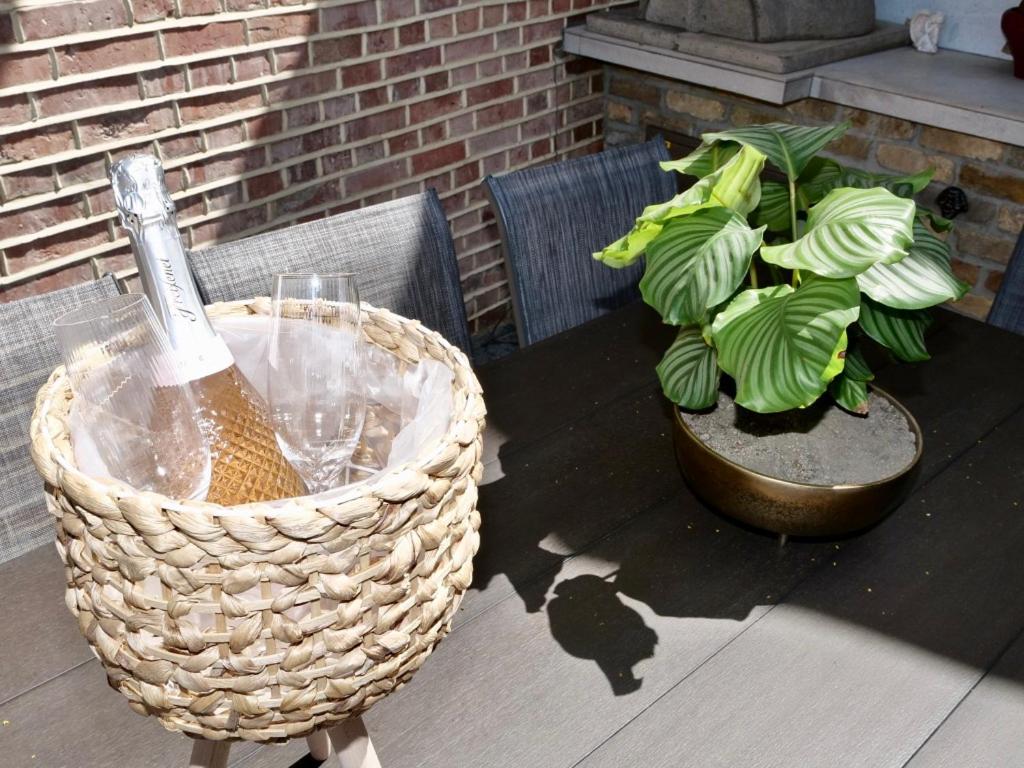 Executive Suite with Private HotTub, Full SkyTV in 600 Year Old Manor House