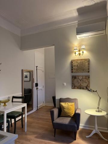 Romantic & Renewed 1 bedroom Apartment in Campolide - 1E