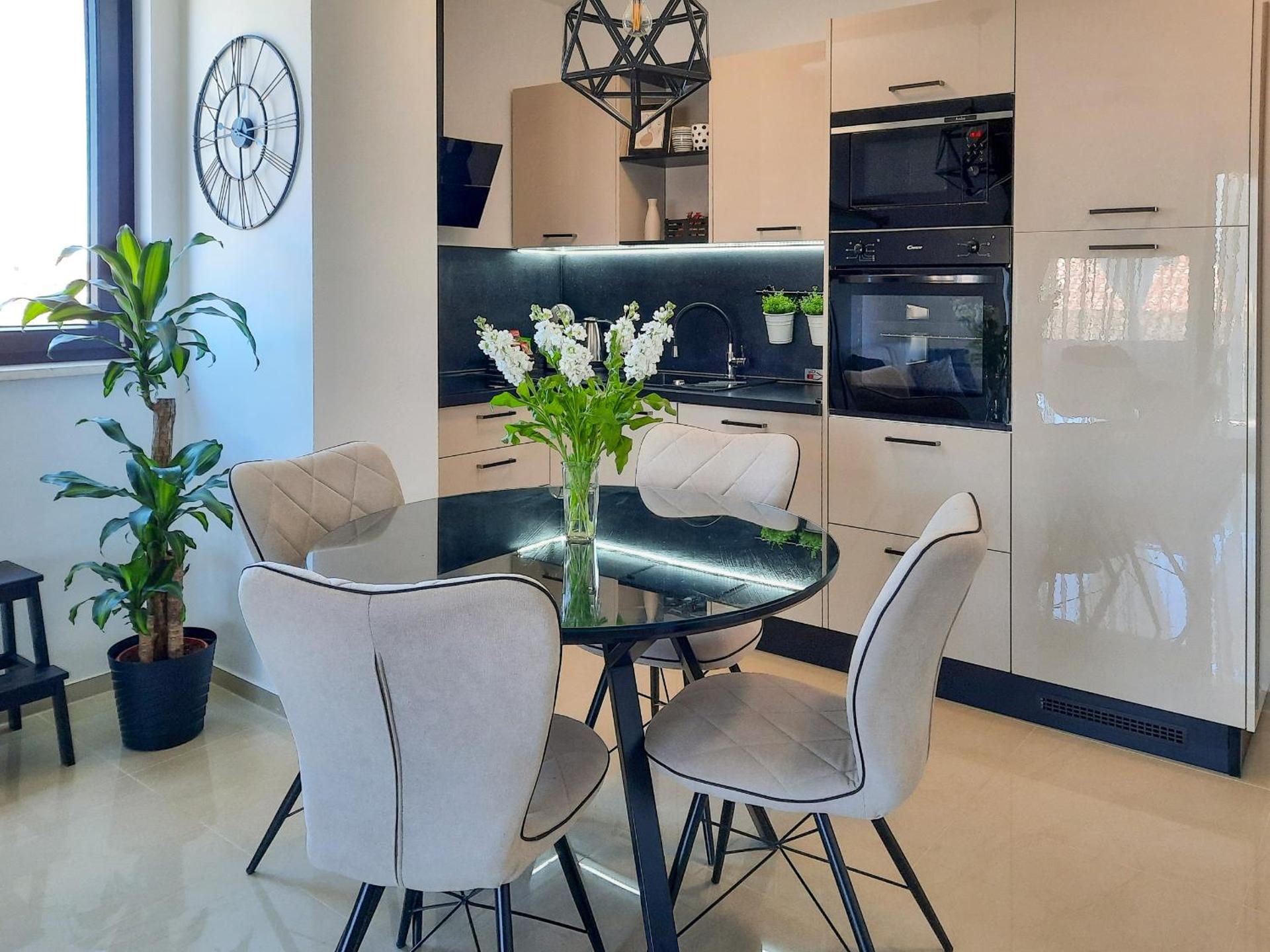 Enjoy Pula - new apt with terrace and FREE parking garage