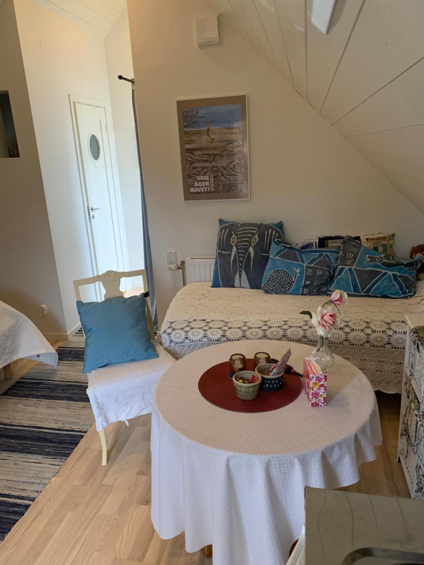 Mysigt rum i villa med egen ingång och nära havet.