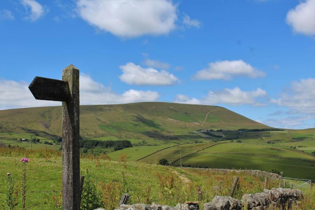 Bumblebee Cottage nestled in stunning countryside.