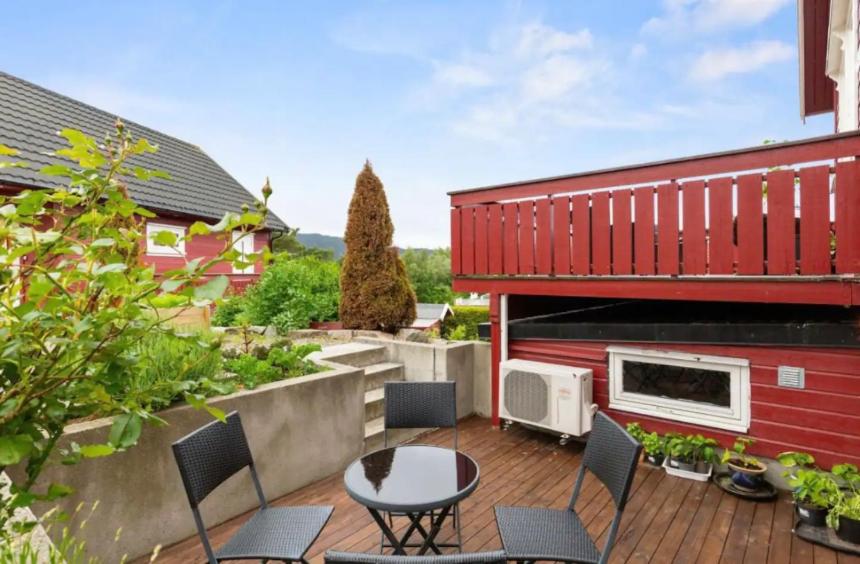 Leilighet med gratis parkering og WiFi