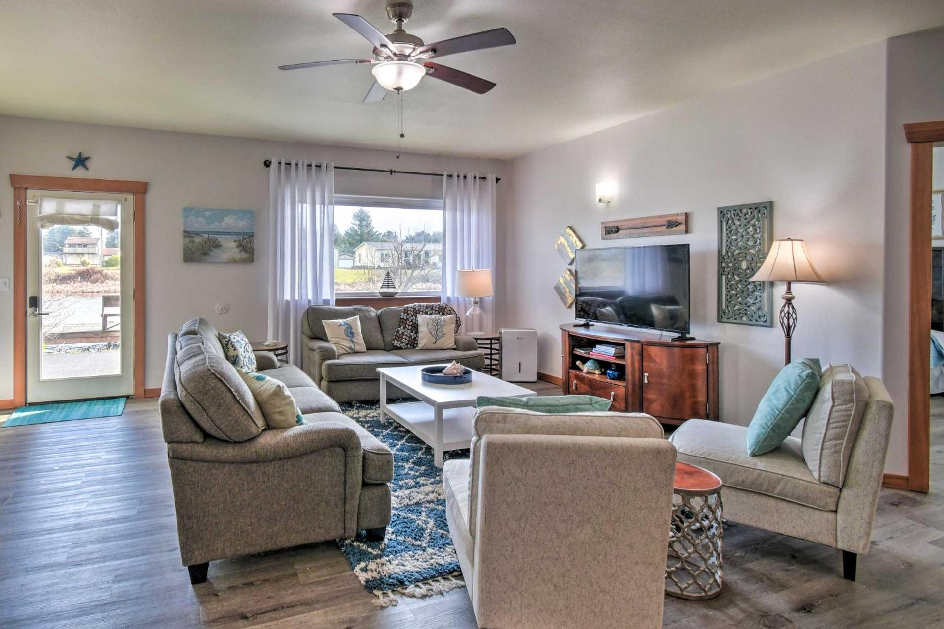 Waterfront Vacation Rental in Ocean Shores