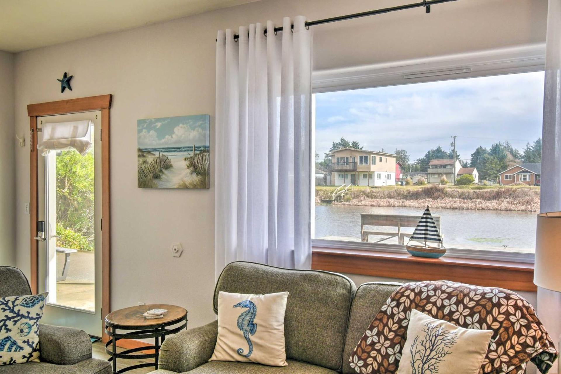 Waterfront Vacation Rental in Ocean Shores