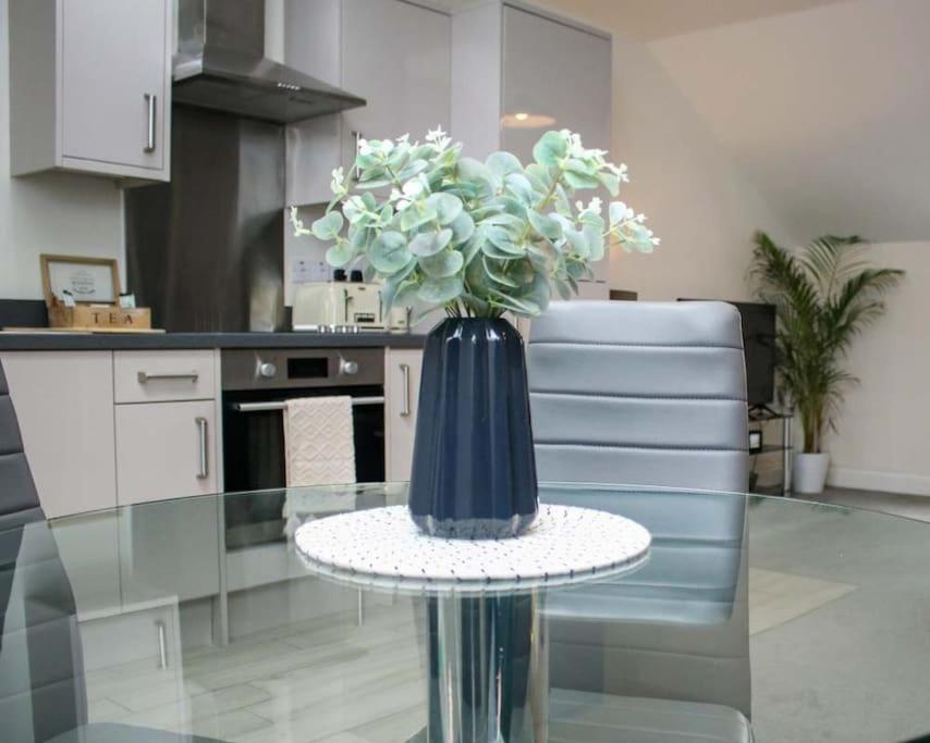 Luxe Living Guest House-Sleeps 6-Private Parking-Free WIFI-Beach-City