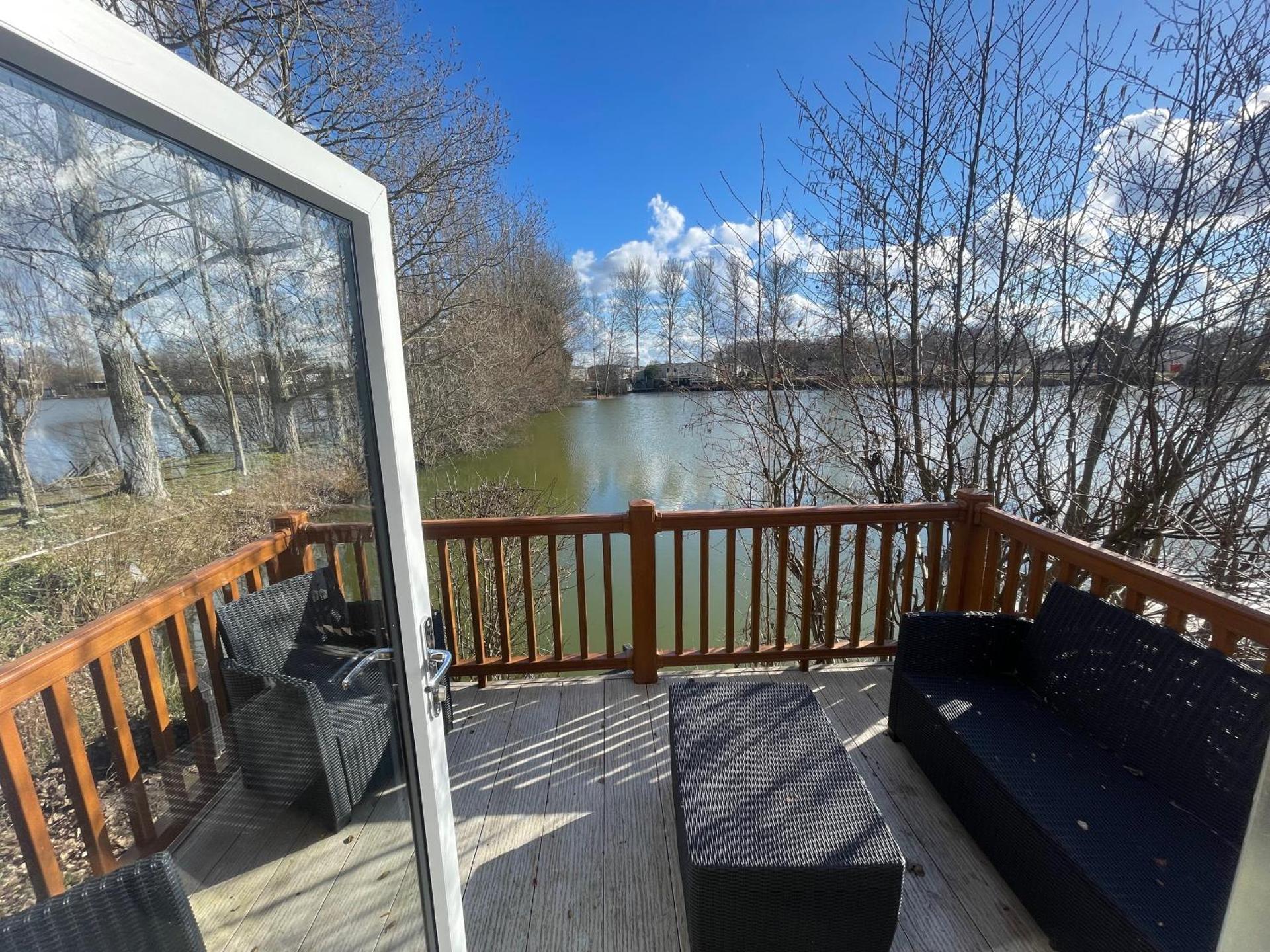 Rudd lake Luxury lakeside lodge with fishing & hot tub@Tattershall