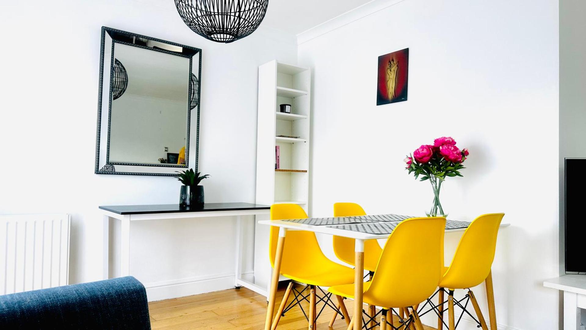 Amazing Location - City of London- 2 Bedroom Stunning Canal View House With Private Garden,Parking & Balcony