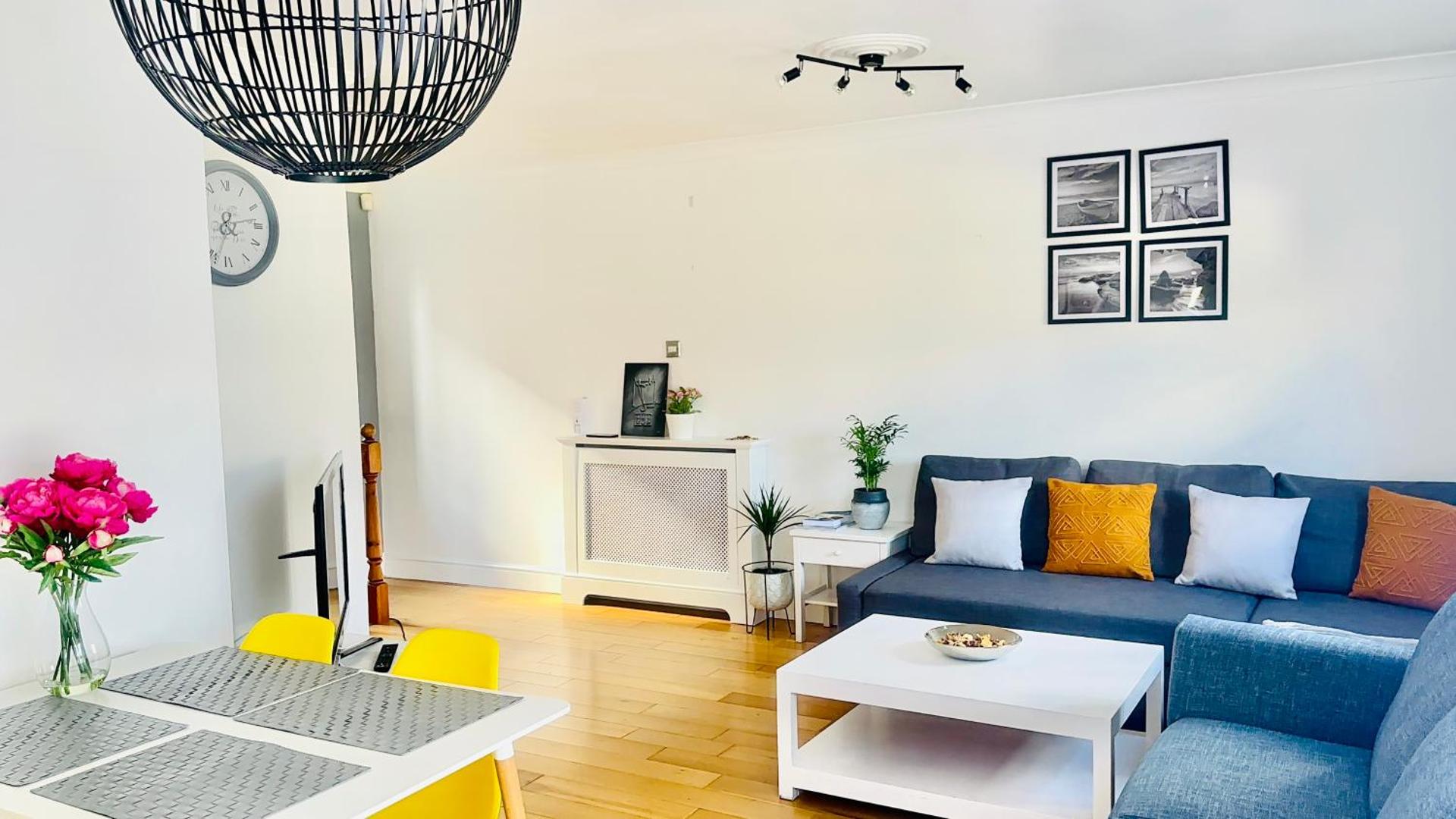 Amazing Location - City of London- 2 Bedroom Stunning Canal View House With Private Garden,Parking & Balcony