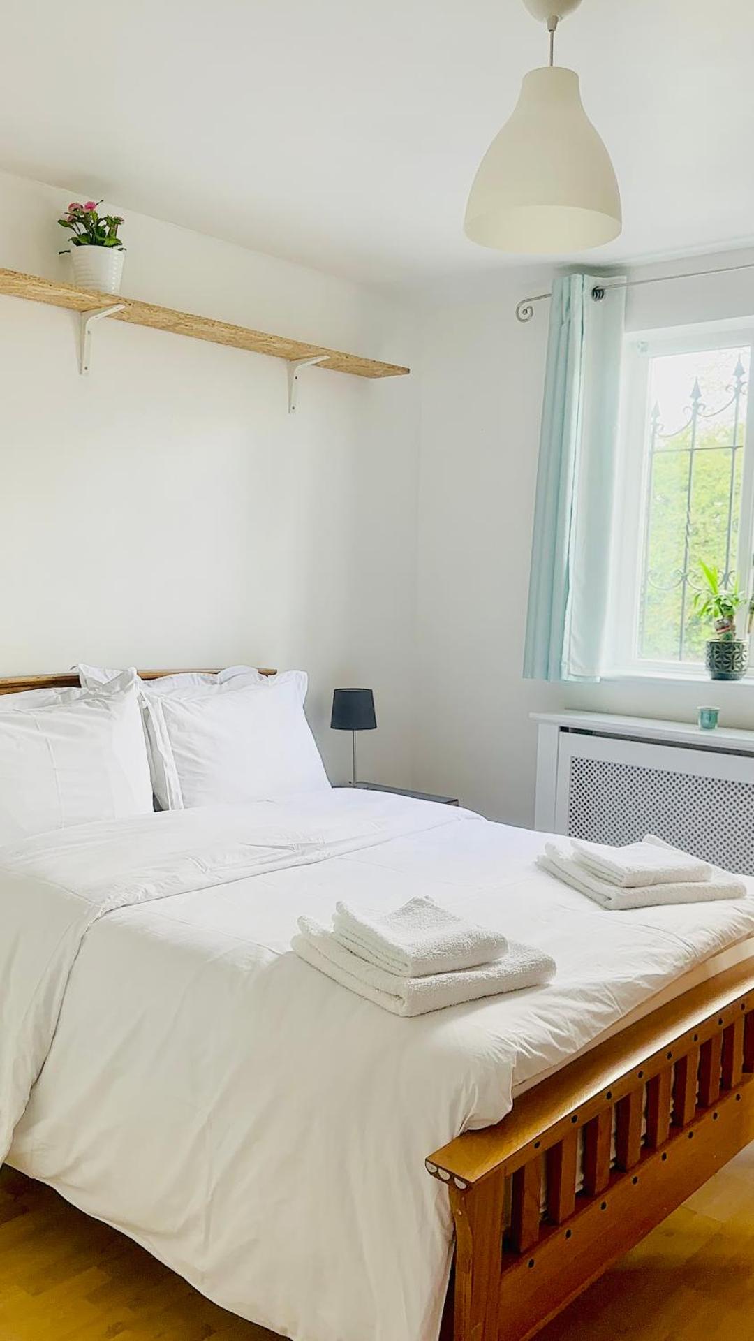 Amazing Location - City of London- 2 Bedroom Stunning Canal View House With Private Garden,Parking & Balcony