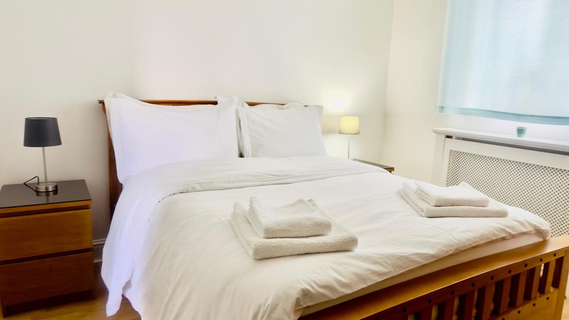 Amazing Location - City of London- 2 Bedroom Stunning Canal View House With Private Garden,Parking & Balcony