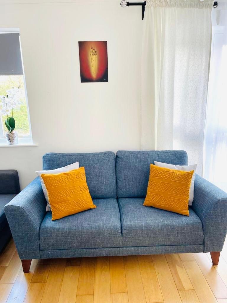 Amazing Location - City of London- 2 Bedroom Stunning Canal View House With Private Garden,Parking & Balcony