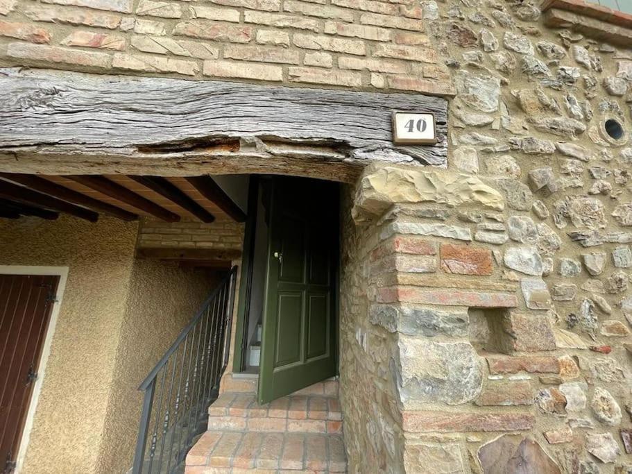 Alloggio con camino nel borgo del castello