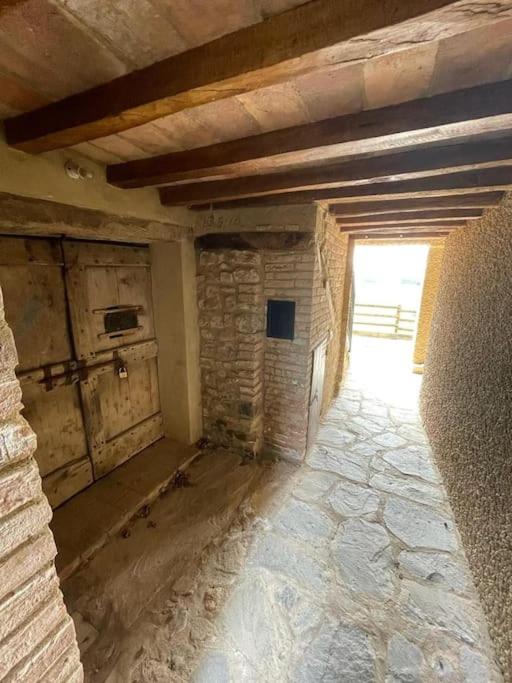 Alloggio con camino nel borgo del castello