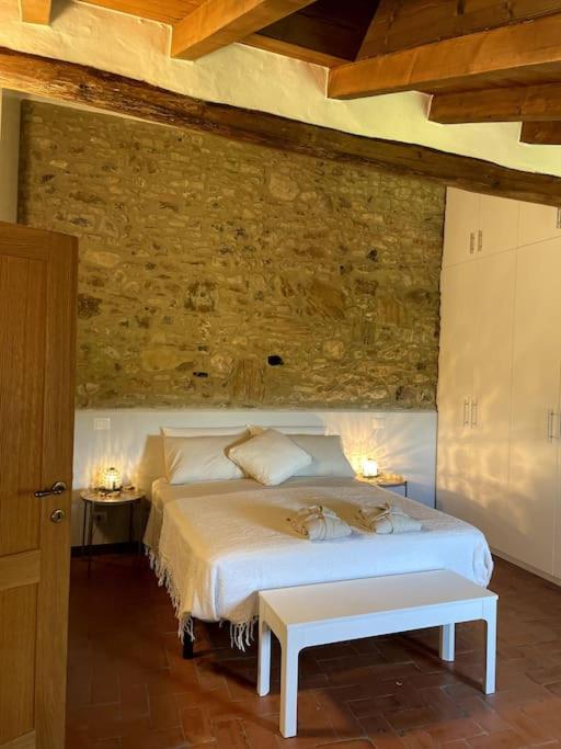 Alloggio con camino nel borgo del castello