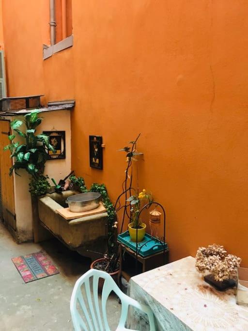 LOFT D ARTISTES AVEC PATIO AU PORT DE NICE