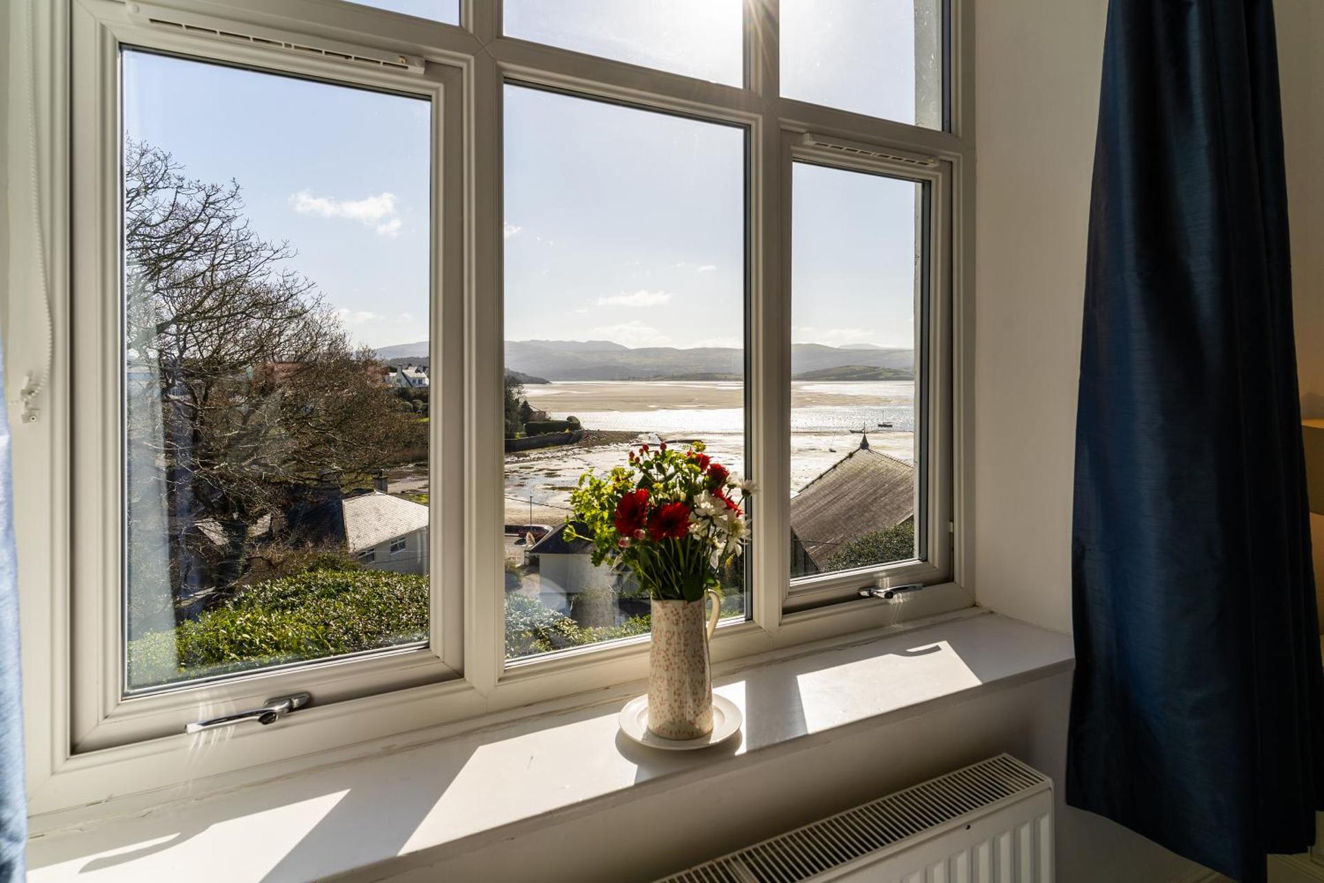 Tegfryn (Sleeps 8), 5*, Sea View, Borth y Gest