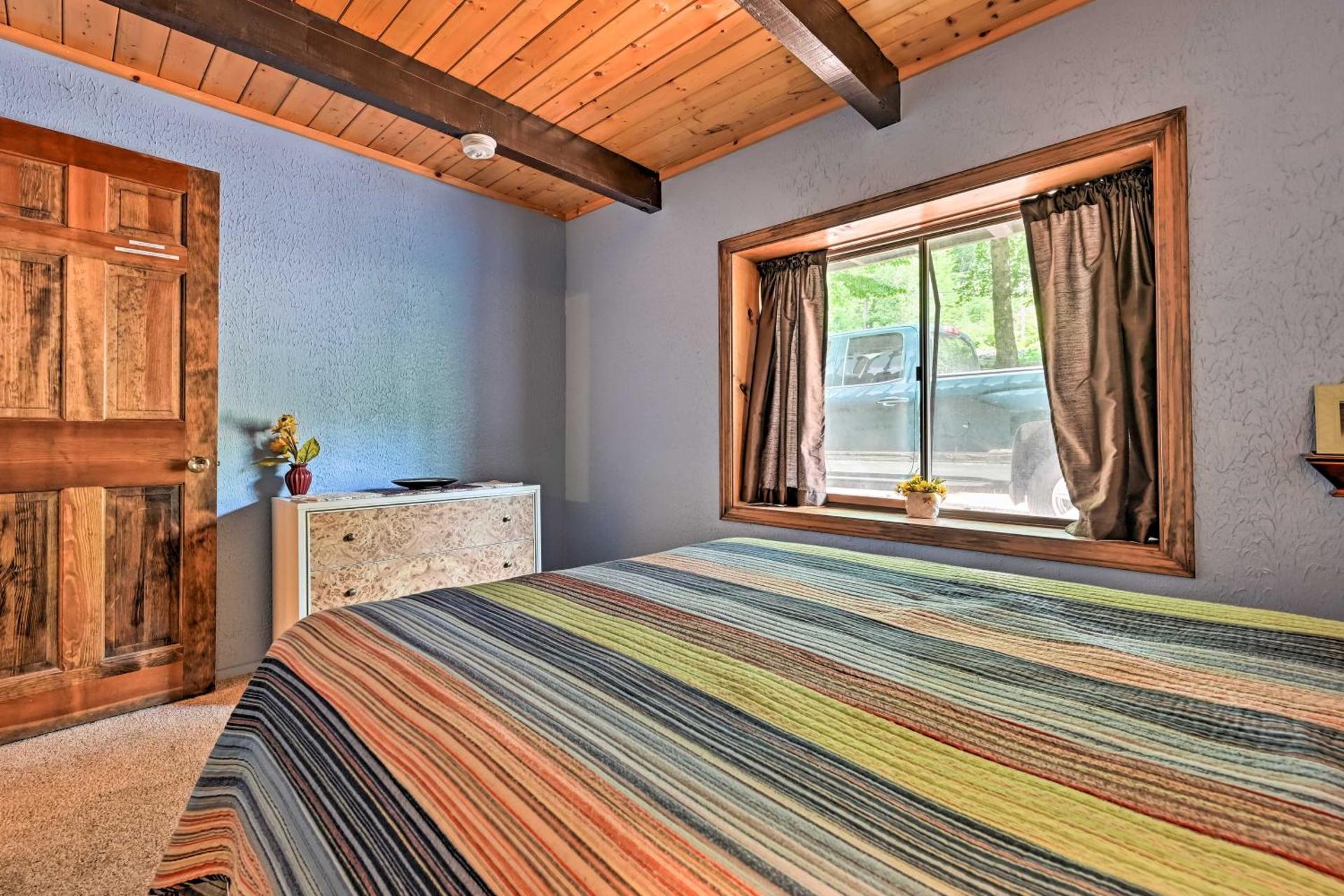 Swiss-Style Chalet with Fireplace - Near Story Land!