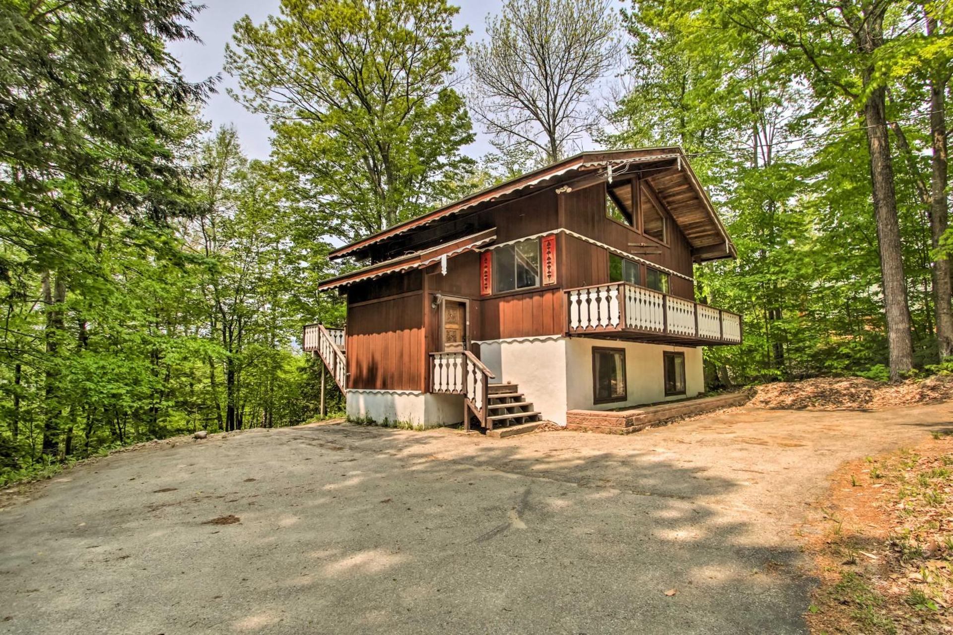 Swiss-Style Chalet with Fireplace - Near Story Land!
