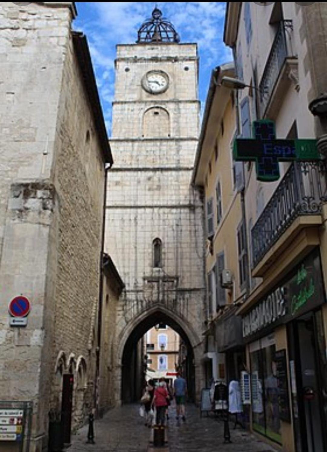Logement d'exception près du Colorado provencal dans une résidence au calme avec piscine offrant une vue imprenable sur le Luberon depuis sa terrasse