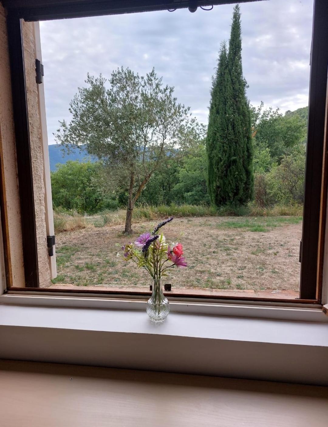 Logement d'exception près du Colorado provencal dans une résidence au calme avec piscine offrant une vue imprenable sur le Luberon depuis sa terrasse