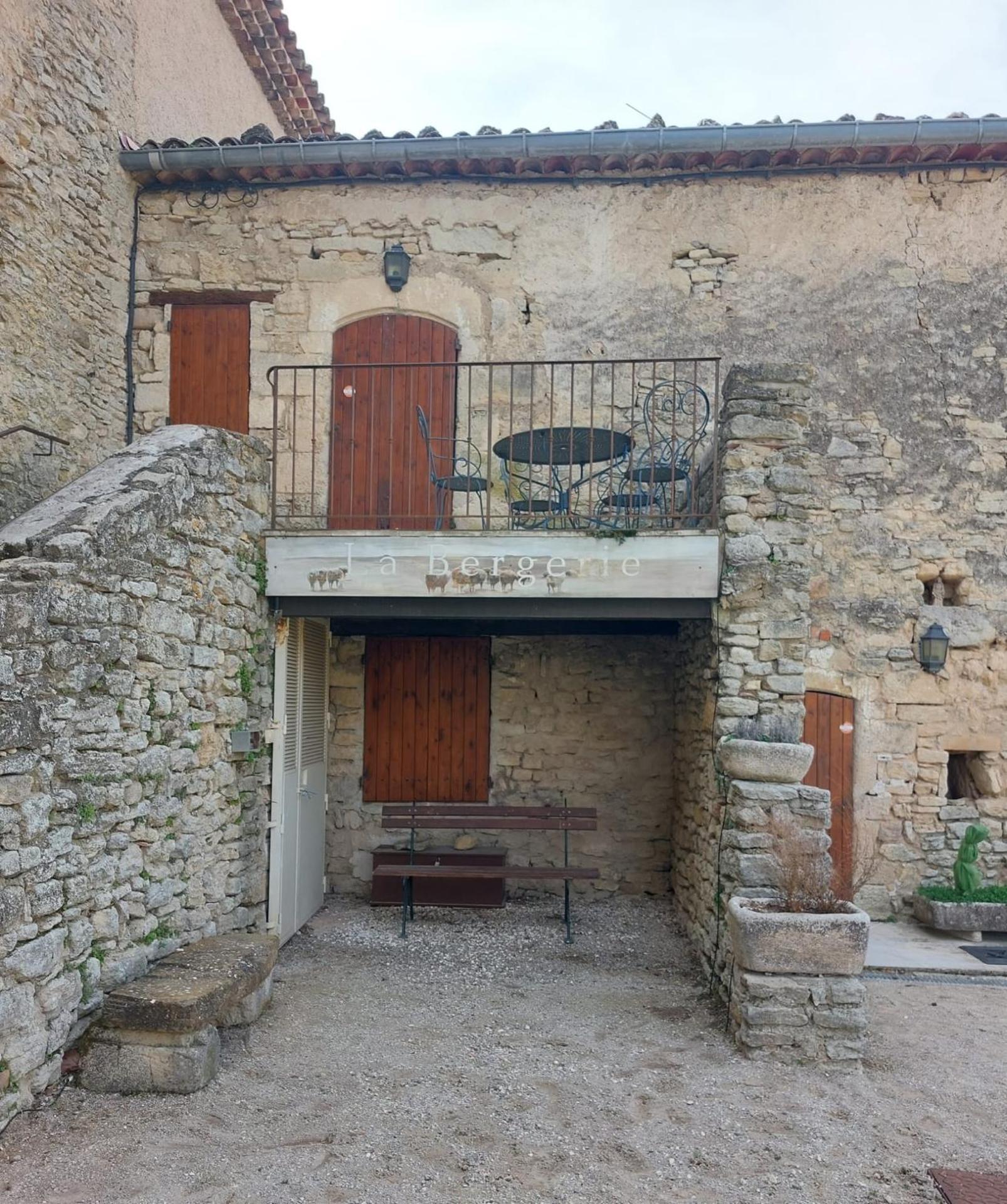 Logement d'exception près du Colorado provencal dans une résidence au calme avec piscine offrant une vue imprenable sur le Luberon depuis sa terrasse
