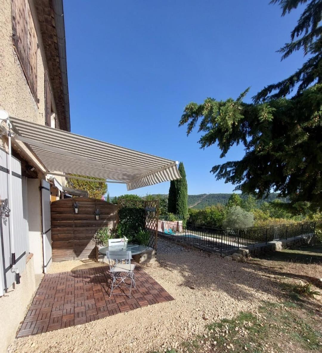 Logement d'exception près du Colorado provencal dans une résidence au calme avec piscine offrant une vue imprenable sur le Luberon depuis sa terrasse