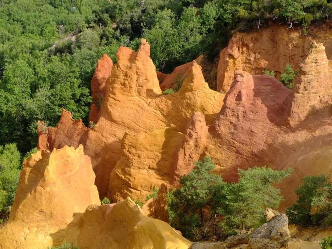 Logement d'exception près du Colorado provencal dans une résidence au calme avec piscine offrant une vue imprenable sur le Luberon depuis sa terrasse