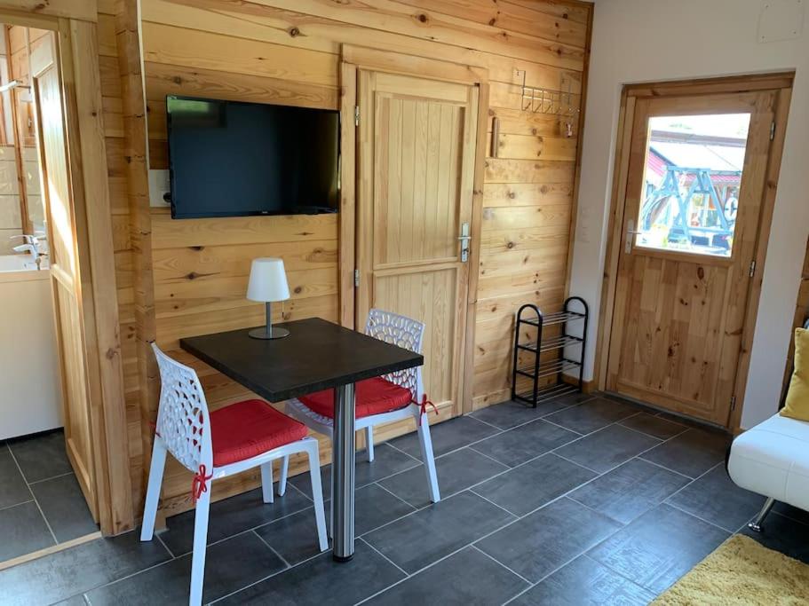 Chalet 2 personnes avec jacuzzi privatif et piscine saisonnière partagée