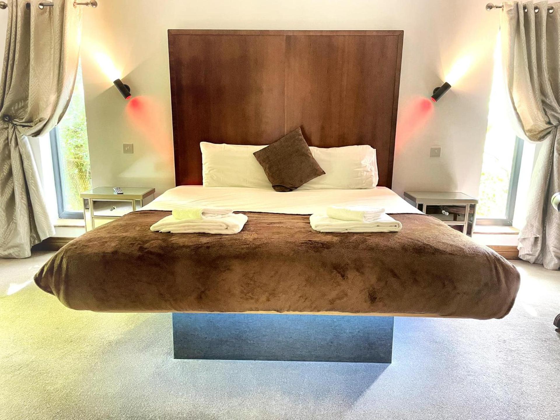 BlueStone-Hot Tub-Woodlandlodges-Pembrokeshire-Tenby