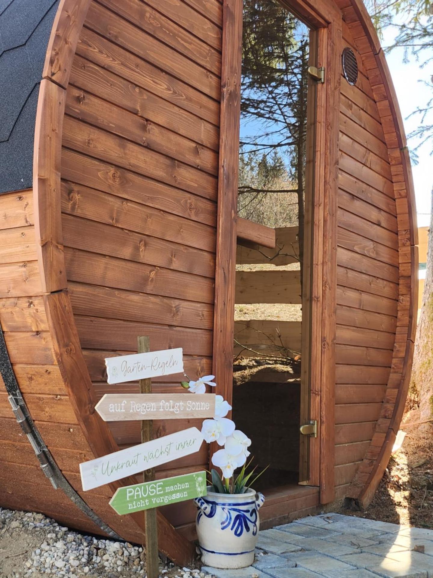 Urige Waldbienenhütte