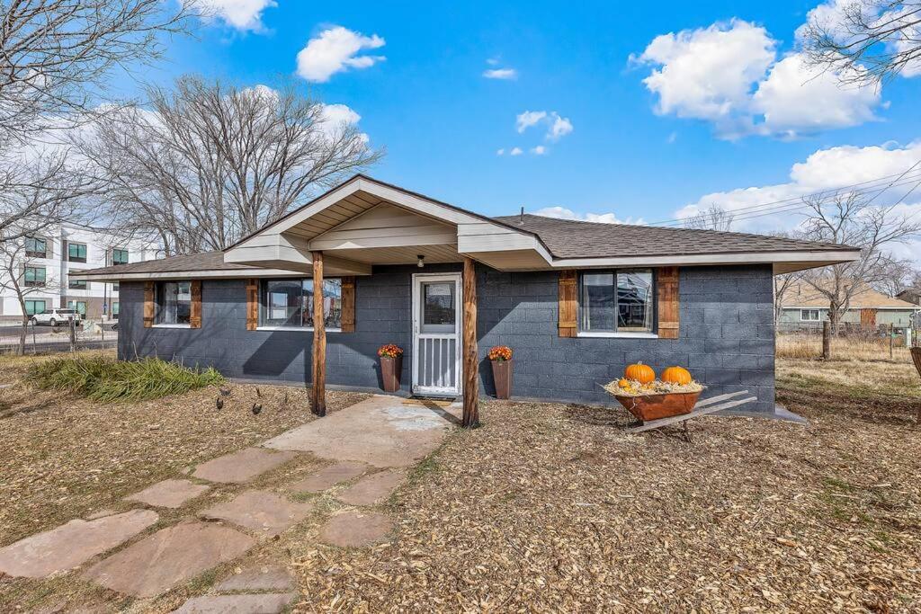 Grand Canyon Ranch Home - Western History - Big city lot - AC!