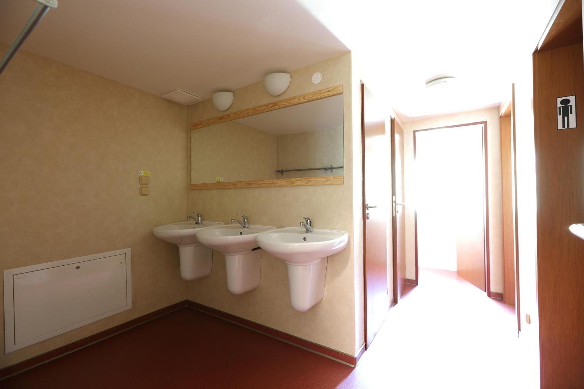 Enkeltseng i sovesal med 10 senge