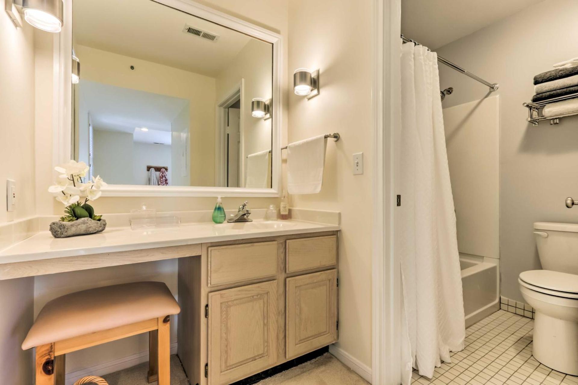 Lovely Norwich Villa, On Golf Course with Amenities!