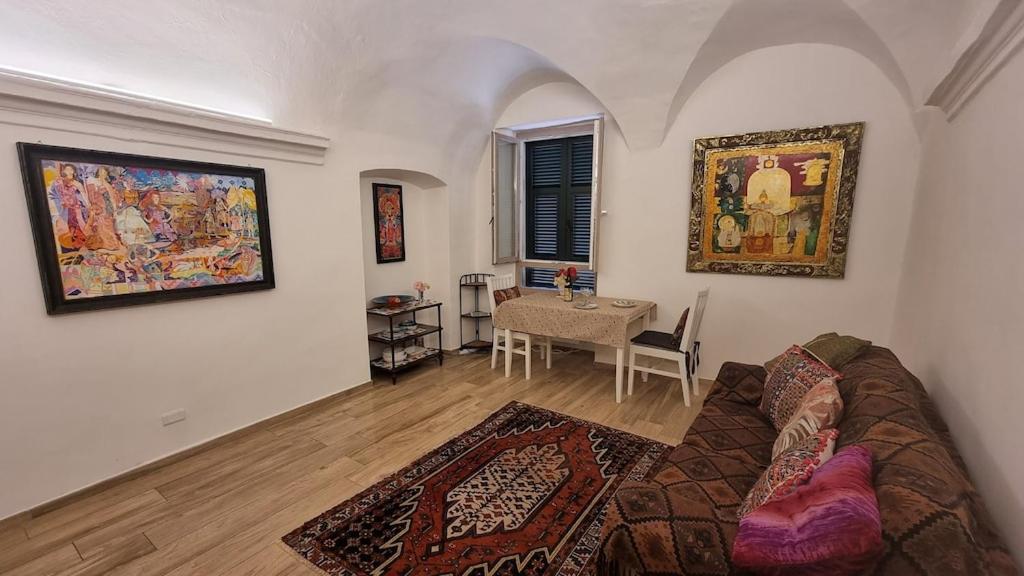 Beautifully restored romantic apartment in the centre of historic Dolcedo