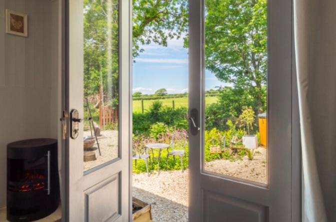 Nefoedd Romantic Shepherds Hut