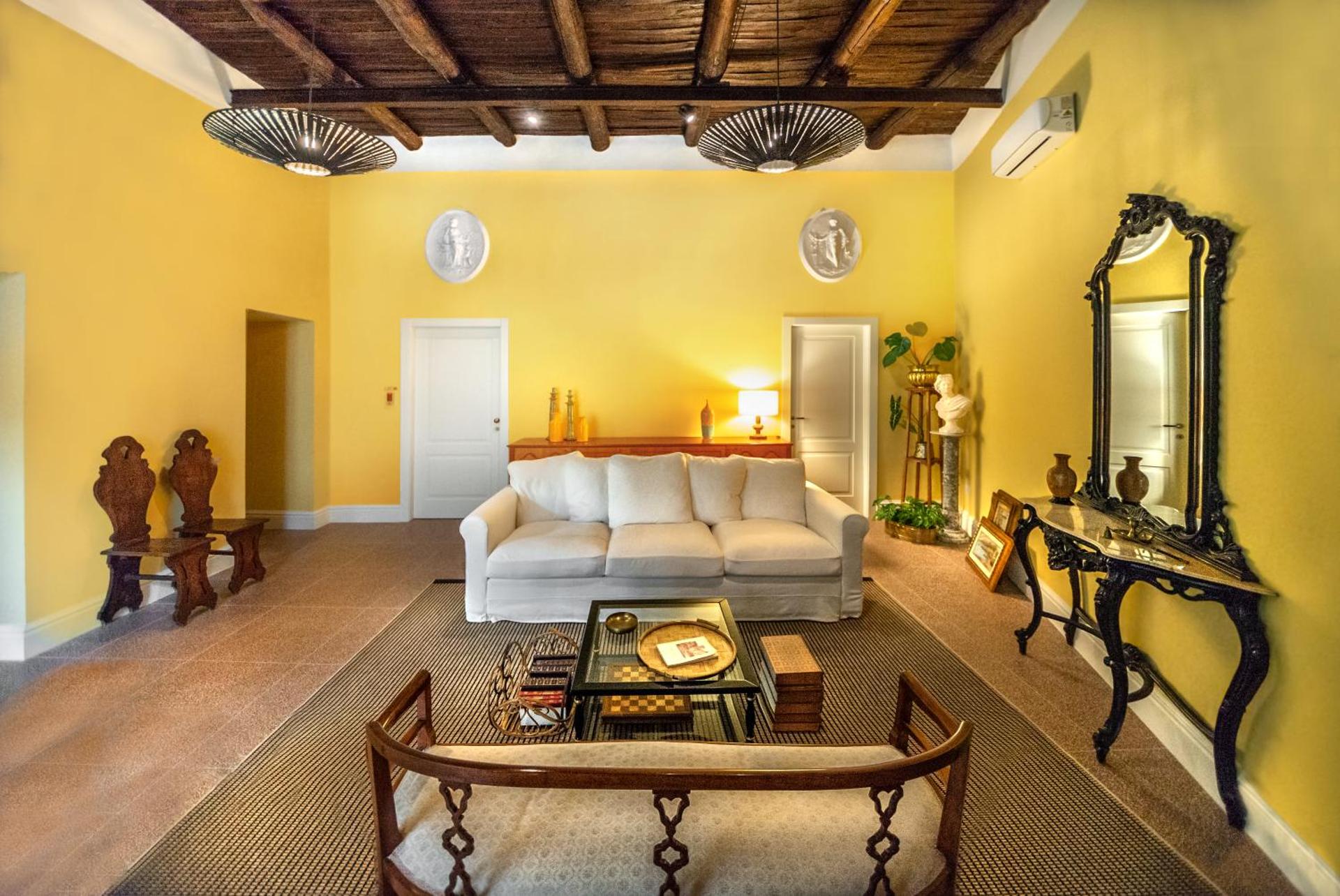 Communal lounge/ TV room