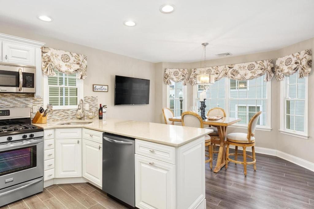 Balcony View, Updated Interior, Close to the Beach!