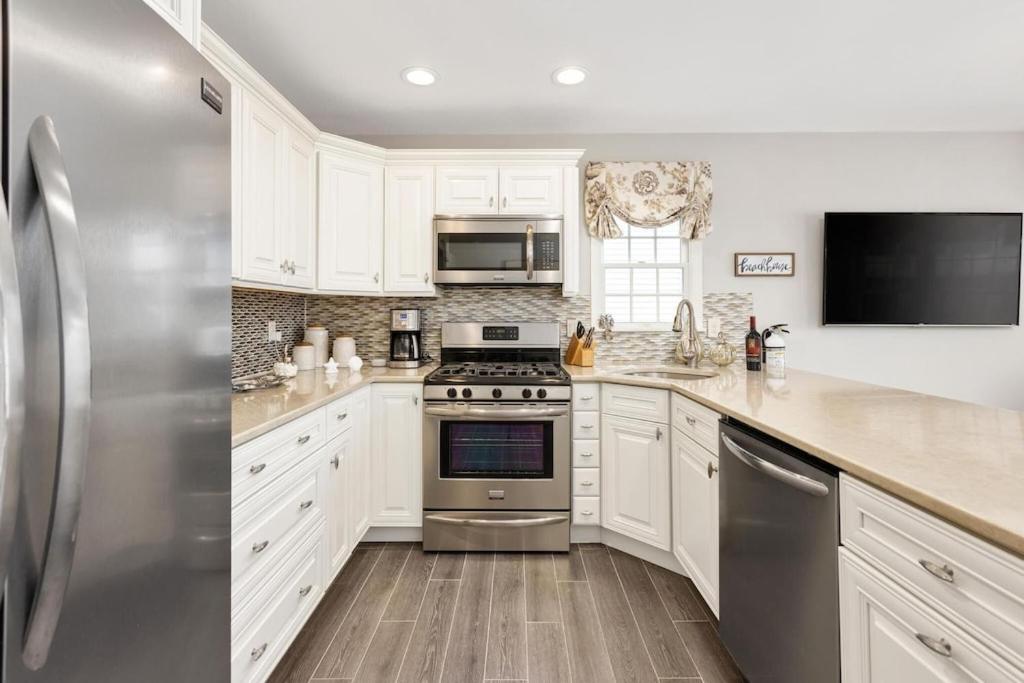 Balcony View, Updated Interior, Close to the Beach!