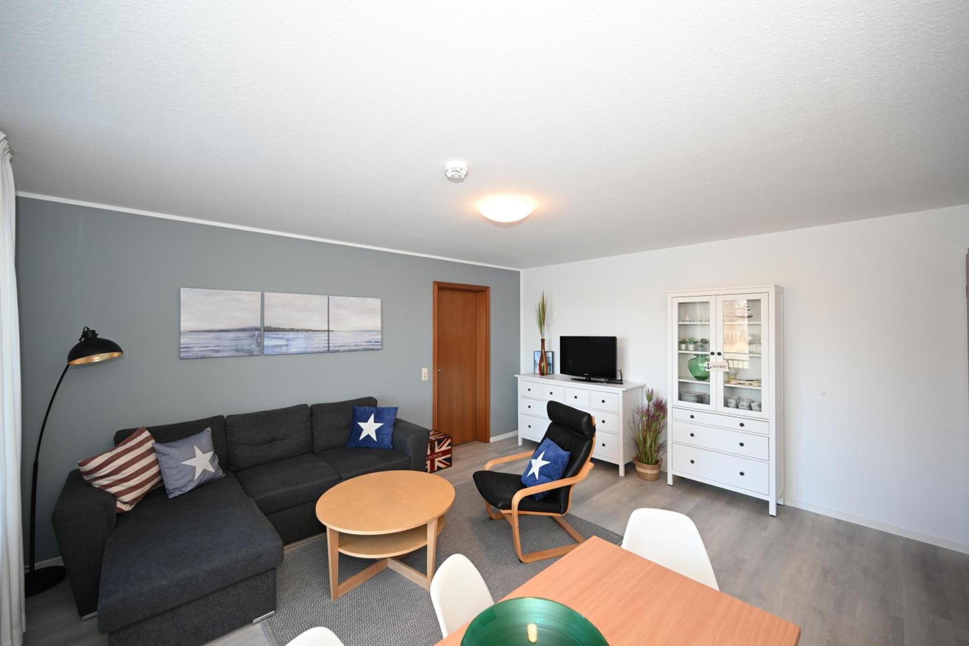 Three-Room Apartment with Harbor View