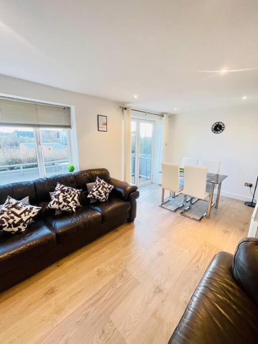 Stunning Flat by Quayside with Balcony!!
