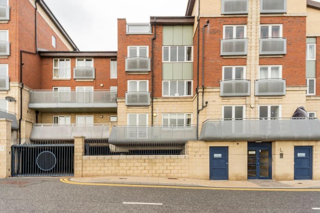 Stunning Flat by Quayside with Balcony!!