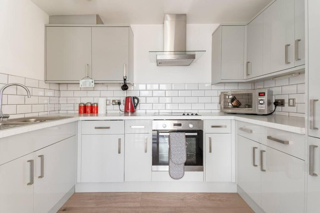 Stunning Flat by Quayside with Balcony!!