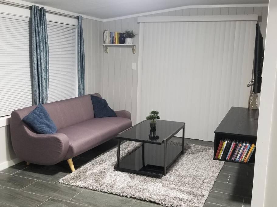 Beautiful cottage near Lake Louisa & mins from Disney, Vehicle Rental Available